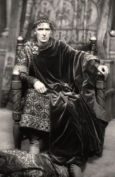 Framed Print : Harry Brodribb Irving (1870-1913), English actor, early 20th century. Artist: Foulsham and Banfield Framed Print : Harry Brodribb Irving (1870-1913), English actor, early 20th century. Artist: Foulsham and Banfield