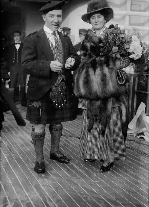 Framed Print : Harry Lauder & wife, between c1910 and c1915. Creator: Bain News Service Framed Print : Harry Lauder & wife, between c1910 and c1915. Creator: Bain News Service