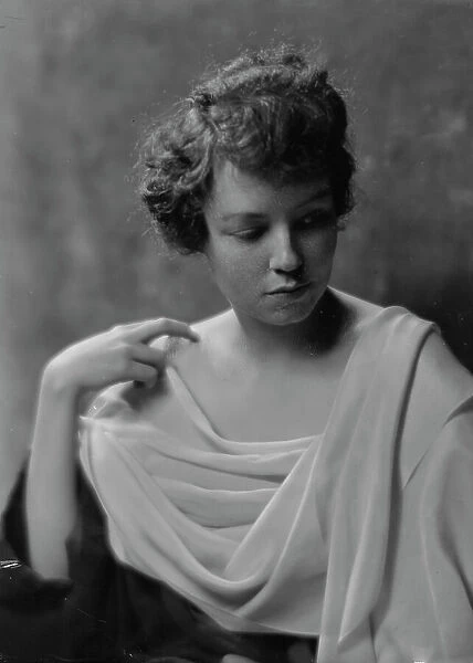 Hartshorne, Miss, portrait photograph, 1917 May 15. Creator: Arnold Genthe