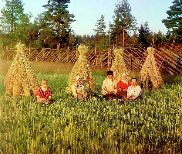 At harvest time [Russian Empire], 1909. Creator: Sergey Mikhaylovich Prokudin-Gorsky