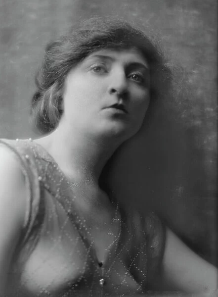 Hastings, Alice, Miss, portrait photograph, 1915 June 1. Creator: Arnold Genthe