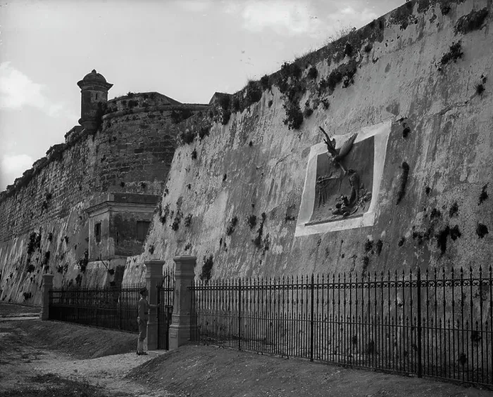 Framed Print : Havana, Cuba, execution wall in Cabanas, between 1890 and 1906. Creator: Unknown Framed Print : Havana, Cuba, execution wall in Cabanas, between 1890 and 1906. Creator: Unknown