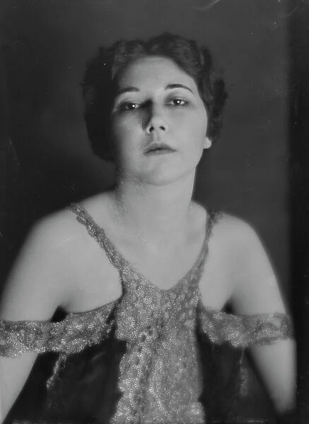 Hawksworth, Miss, portrait photograph, 1915. Creator: Arnold Genthe
