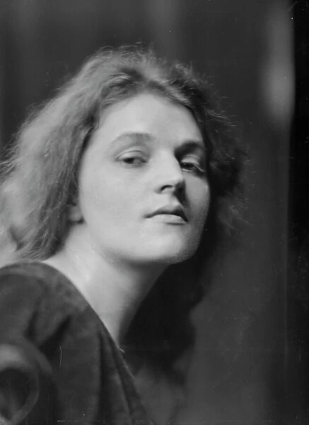 Hawley, Helen, Miss, portrait photograph, 1915 Dec. or 1916 Jan. Creator: Arnold Genthe