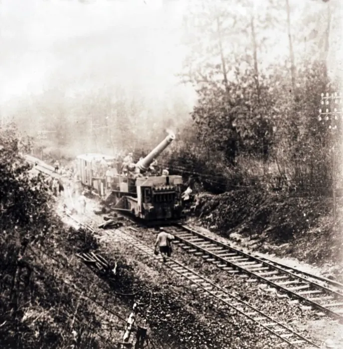 Framed Print : Heavy artillery on railway track, c1914-c1918 Framed Print : Heavy artillery on railway track, c1914-c1918