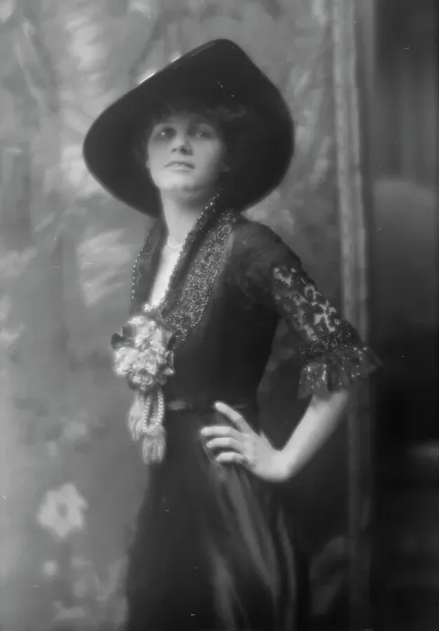 Framed Print : Hegger, Grace Livingston, Miss, portrait photograph, 1913. Creator: Arnold Genthe Framed Print : Hegger, Grace Livingston, Miss, portrait photograph, 1913. Creator: Arnold Genthe