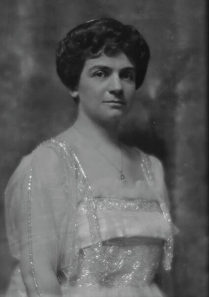 Heineman, Belle, Miss, portrait photograph, 1914 Apr. 2. Creator: Arnold Genthe