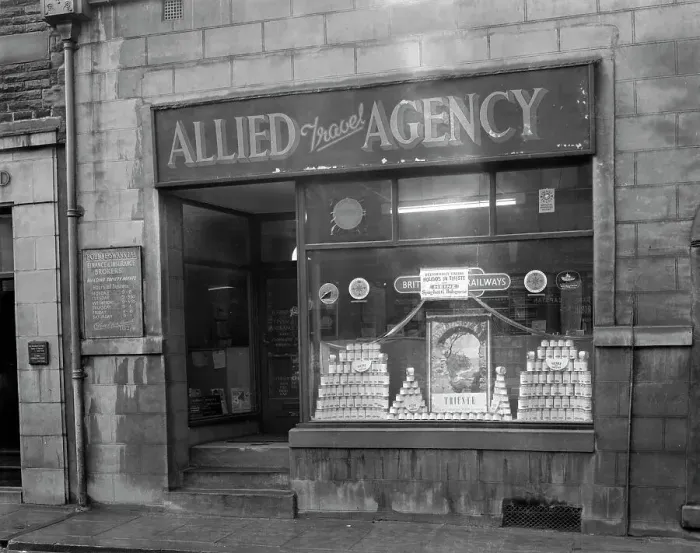 Framed Print : Heinz promotion in the Allied Travel Agency window, Mexborough, South Yorkshire, 1960 Framed Print : Heinz promotion in the Allied Travel Agency window, Mexborough, South Yorkshire, 1960