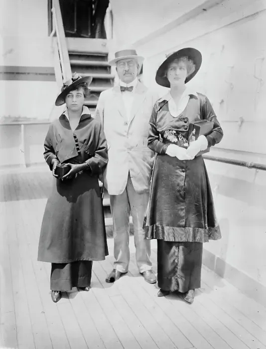 Framed Print : Helen Williams, R.A.C. Smith, Mrs. Kerner Easton (Margaret Smith), 1914. Creator: Bain News Service Framed Print : Helen Williams, R.A.C. Smith, Mrs. Kerner Easton (Margaret Smith), 1914. Creator: Bain News Service