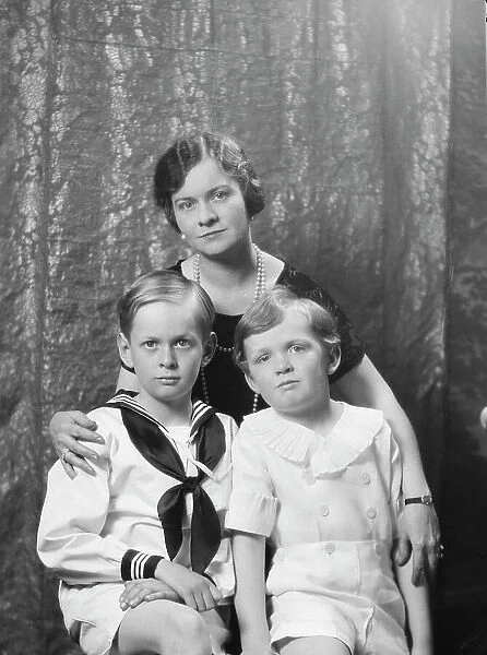 Henderson, H.M. Mrs. and children, portrait photograph, 1928 Creator: Arnold Genthe