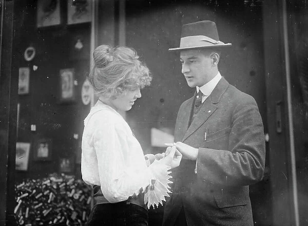 Henrietta Mielke giving iron ring to contributor, 22 Oct 1914. Creator: Bain News Service