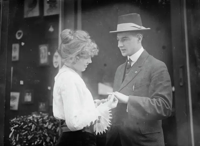 Framed Print : Henrietta Mielke giving iron ring to contributor, 22 Oct 1914. Creator: Bain News Service Framed Print : Henrietta Mielke giving iron ring to contributor, 22 Oct 1914. Creator: Bain News Service