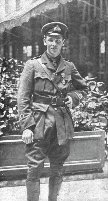Framed Print : Un heros de l'aviation Britannique; le Lieutenant Warneford, photographie a Paris... 1915. Creator: Unknown Framed Print : Un heros de l'aviation Britannique; le Lieutenant Warneford, photographie a Paris... 1915. Creator: Unknown
