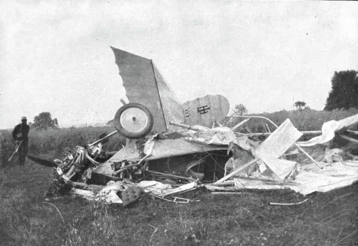 Framed Print : Un heros de l'aviation Britannique; le Lieutenant Warneford; les debris de l'appareil avec...1915. Creator: Unknown Framed Print : Un heros de l'aviation Britannique; le Lieutenant Warneford; les debris de l'appareil avec...1915. Creator: Unknown