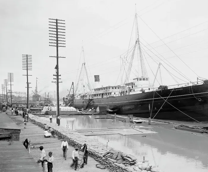 Framed Print : High Water at New Orleans, La. Levee, March 23, 1903, c1903. Creator: Unknown Framed Print : High Water at New Orleans, La. Levee, March 23, 1903, c1903. Creator: Unknown