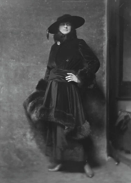 Hill, Ira, Mrs. portrait photograph, 1916 Mar. 13. Creator: Arnold Genthe