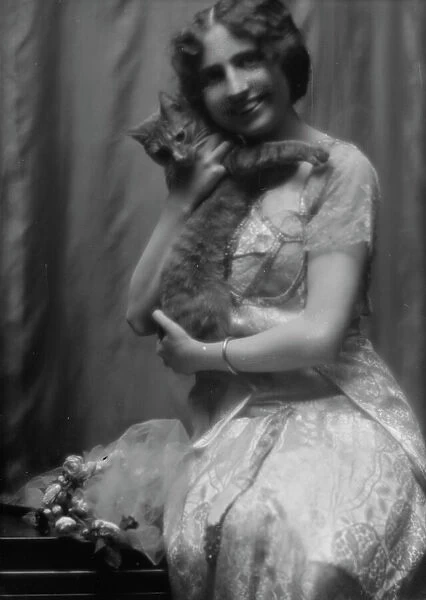 Hinckley, Arthur, Mrs. with Buzzer the cat, portrait photograph, 1913. Creator: Arnold Genthe