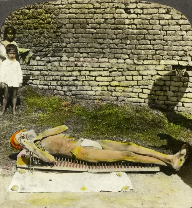 Framed Print : Hindu devotee on a bed of nails near the shrine of Kali, Calcutta, India, early 20th century(?). Artist: Underwood & Underwood Framed Print : Hindu devotee on a bed of nails near the shrine of Kali, Calcutta, India, early 20th century(?). Artist: Underwood & Underwood