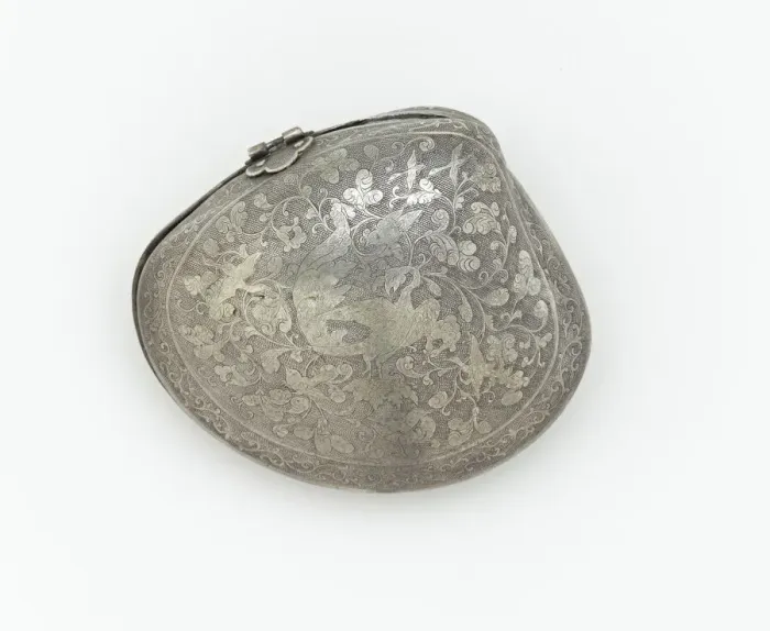 Framed Print : Hinged cosmetic box in the form of a clam s... Early or mid-Tang dynasty