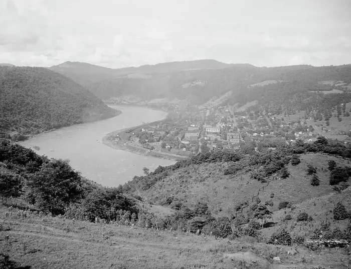 Framed Print : Hinton, W. Va. from west, between 1900 and 1920. Creator: Unknown Framed Print : Hinton, W. Va. from west, between 1900 and 1920. Creator: Unknown