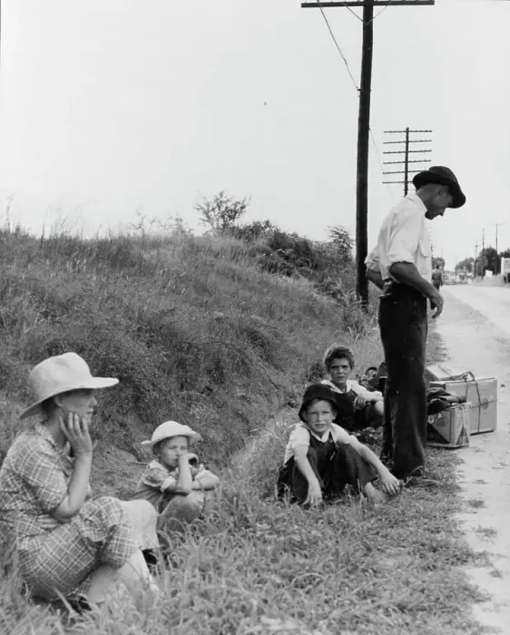 Framed Print : A hitchhiking family waiting along the highway in Macon, Georgia, 1937. Creator: Dorothea Lange Framed Print : A hitchhiking family waiting along the highway in Macon, Georgia, 1937. Creator: Dorothea Lange