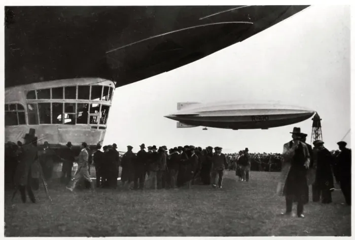 Framed Print : HM Airship R100, 1930 (1933) Framed Print : HM Airship R100, 1930 (1933)