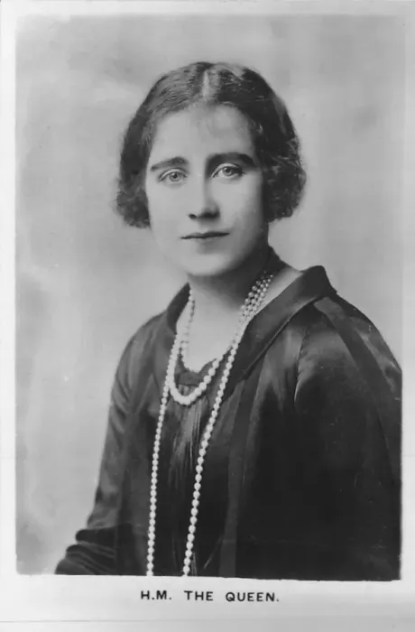 Framed Print : HM Queen Elizabeth, the Queen Mother, 1937 Framed Print : HM Queen Elizabeth, the Queen Mother, 1937