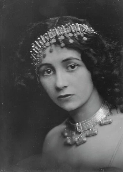 Hoff, Vanda, Miss, portrait photograph, 1916 May 21. Creator: Arnold Genthe
