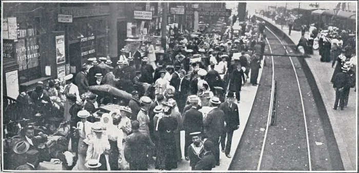 Framed Print : The Holiday Exodus from London, 1906 Framed Print : The Holiday Exodus from London, 1906