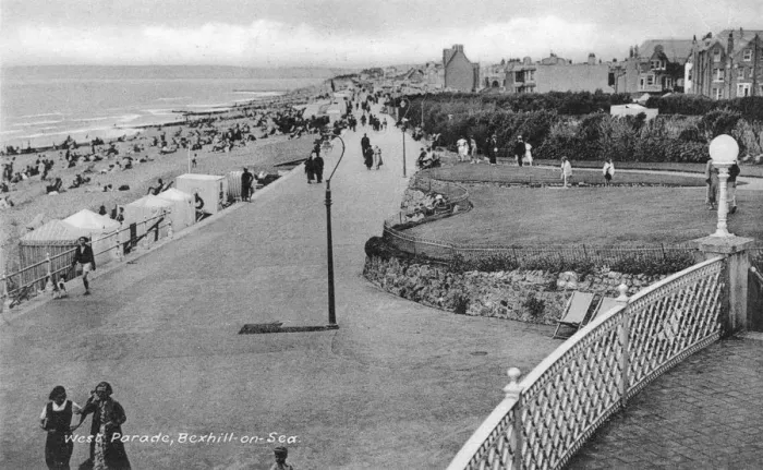 Framed Print : Holidaymakers on West Parade, Bexhill-on-Sea, East Sussex, c1900s-c1920s