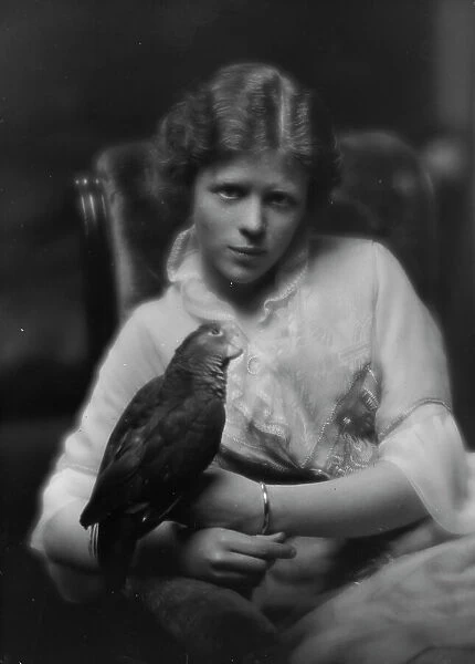 Holt, Miss, portrait photograph, 1913. Creator: Arnold Genthe