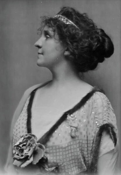 Holt, Winifred, Miss, portrait photograph, 1914 Jan. Creator: Arnold Genthe