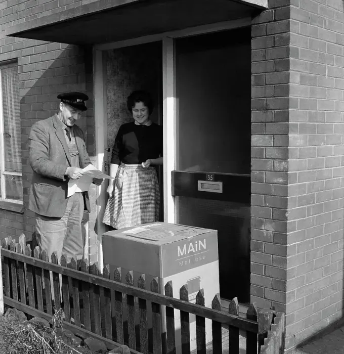 Framed Print : Home delivery of a cooker, Darfield, Barnsley, South Yorkshire, 1963 Framed Print : Home delivery of a cooker, Darfield, Barnsley, South Yorkshire, 1963