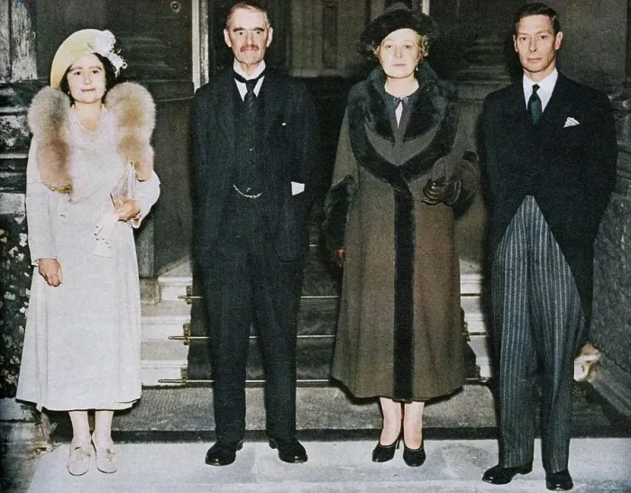 Framed Print : Home Again - the King, the Queen, with Mr. and Mrs. Chamberlain, 1938, (1938). Creator: Unknown. Home Again - the King, the Queen, with Mr. and Mrs. Chamberlain, 1938, (1938). Creator: Unknown Framed Print : Home Again - the King, the Queen, with Mr. and Mrs. Chamberlain, 1938, (1938). Creator: Unknown. Home Again - the King, the Queen, with Mr. and Mrs. Chamberlain, 1938, (1938). Creator: Unknown