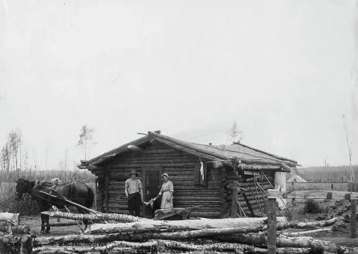 Framed Print : Homesteaders and their home, between c1900 and c1930. Creator: Unknown Framed Print : Homesteaders and their home, between c1900 and c1930. Creator: Unknown