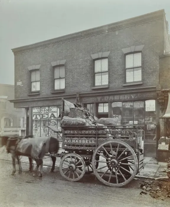 Framed Print : Horse and cart with sacks of vegetables, Bow, London, 1900 Framed Print : Horse and cart with sacks of vegetables, Bow, London, 1900