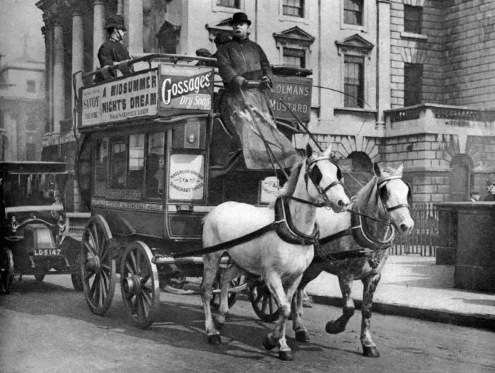 Framed Print : A horse-drawn bus, London, 1926-1927 Framed Print : A horse-drawn bus, London, 1926-1927