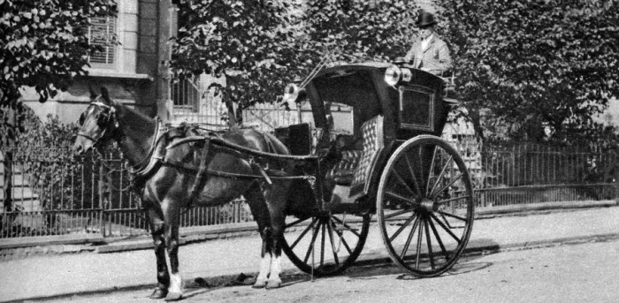 Framed Print : A horse-drawn hansom cab, London, 1926-1927 Framed Print : A horse-drawn hansom cab, London, 1926-1927