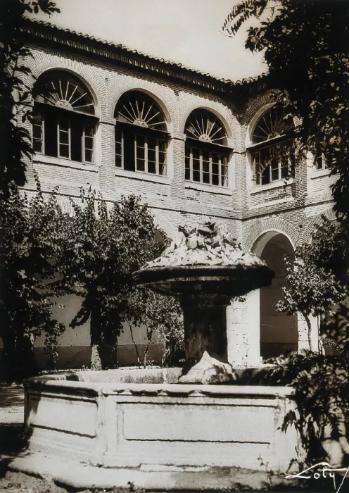 Framed Print : Hospital, Medina del Campo: the fountain in the courtyard, c1900. Creator: Unknown Framed Print : Hospital, Medina del Campo: the fountain in the courtyard, c1900. Creator: Unknown