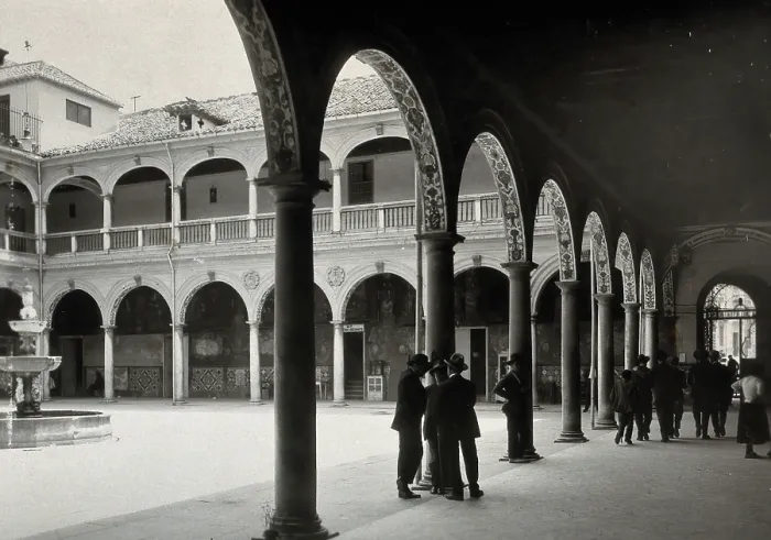 Framed Print : Hospital San Juan de Dios, Granada: view of the cloister, c1900. Creator: Unknown Framed Print : Hospital San Juan de Dios, Granada: view of the cloister, c1900. Creator: Unknown
