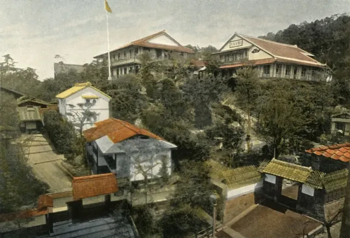 Framed Print : Un Hotel A Kioto, (Hotel at Kyoto), 1900. Creator: Unknown Framed Print : Un Hotel A Kioto, (Hotel at Kyoto), 1900. Creator: Unknown