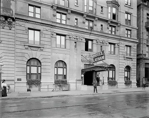 Hotel Latham, New York, N.Y. between 1905 and 1915. Creator: Unknown