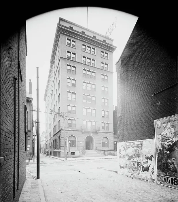 Framed Print : Hotel Lincoln, [Pittsburgh, Pa.], between 1900 and 1905. Creator: Unknown