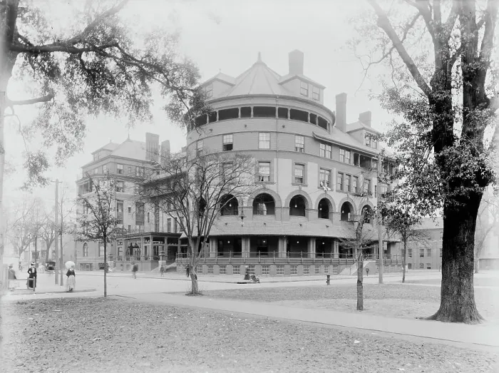 Framed Print : Hotel De Soto, Savannah, Ga. between 1880 and 1901. Creator: Unknown Framed Print : Hotel De Soto, Savannah, Ga. between 1880 and 1901. Creator: Unknown
