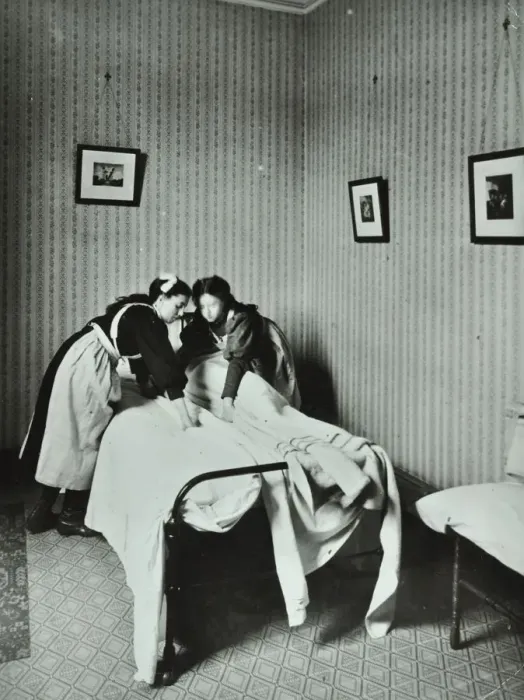 Framed Print : Housewifery, Barnsbury Park School, Islington, London, 1908 Framed Print : Housewifery, Barnsbury Park School, Islington, London, 1908