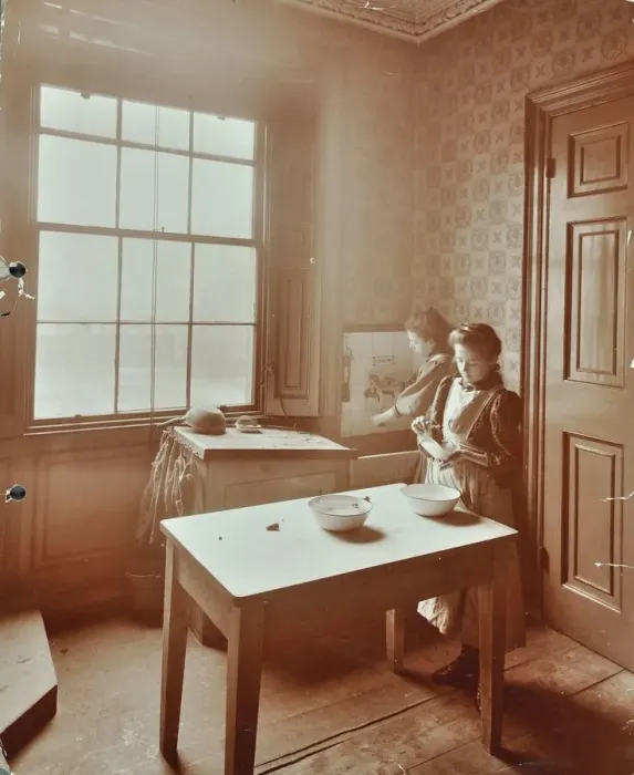 Framed Print : Housewifery, Barnsbury Park School, Islington, London, 1908 Framed Print : Housewifery, Barnsbury Park School, Islington, London, 1908
