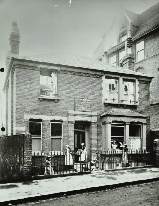Framed Print : Housewifery, Surrey Lane School, Battersea, London, 1908 Framed Print : Housewifery, Surrey Lane School, Battersea, London, 1908