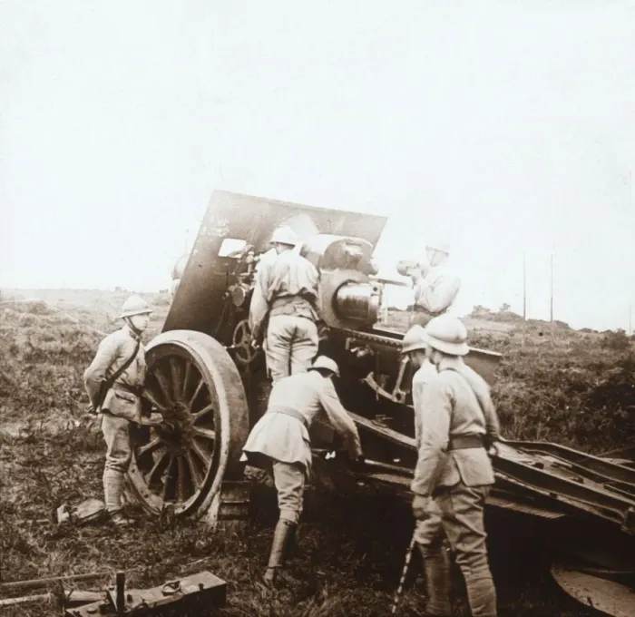 Framed Print : Howitzer battery, c1914-c1918 Framed Print : Howitzer battery, c1914-c1918
