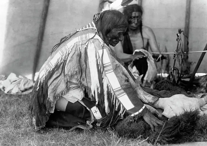 Framed Print : Hu Kalowa Pi-Removes the covering, c1907. Creator: Edward Sheriff Curtis Framed Print : Hu Kalowa Pi-Removes the covering, c1907. Creator: Edward Sheriff Curtis