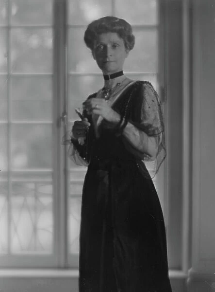 Hughes, Charles, Mrs. portrait photograph, 1916. Creator: Arnold Genthe